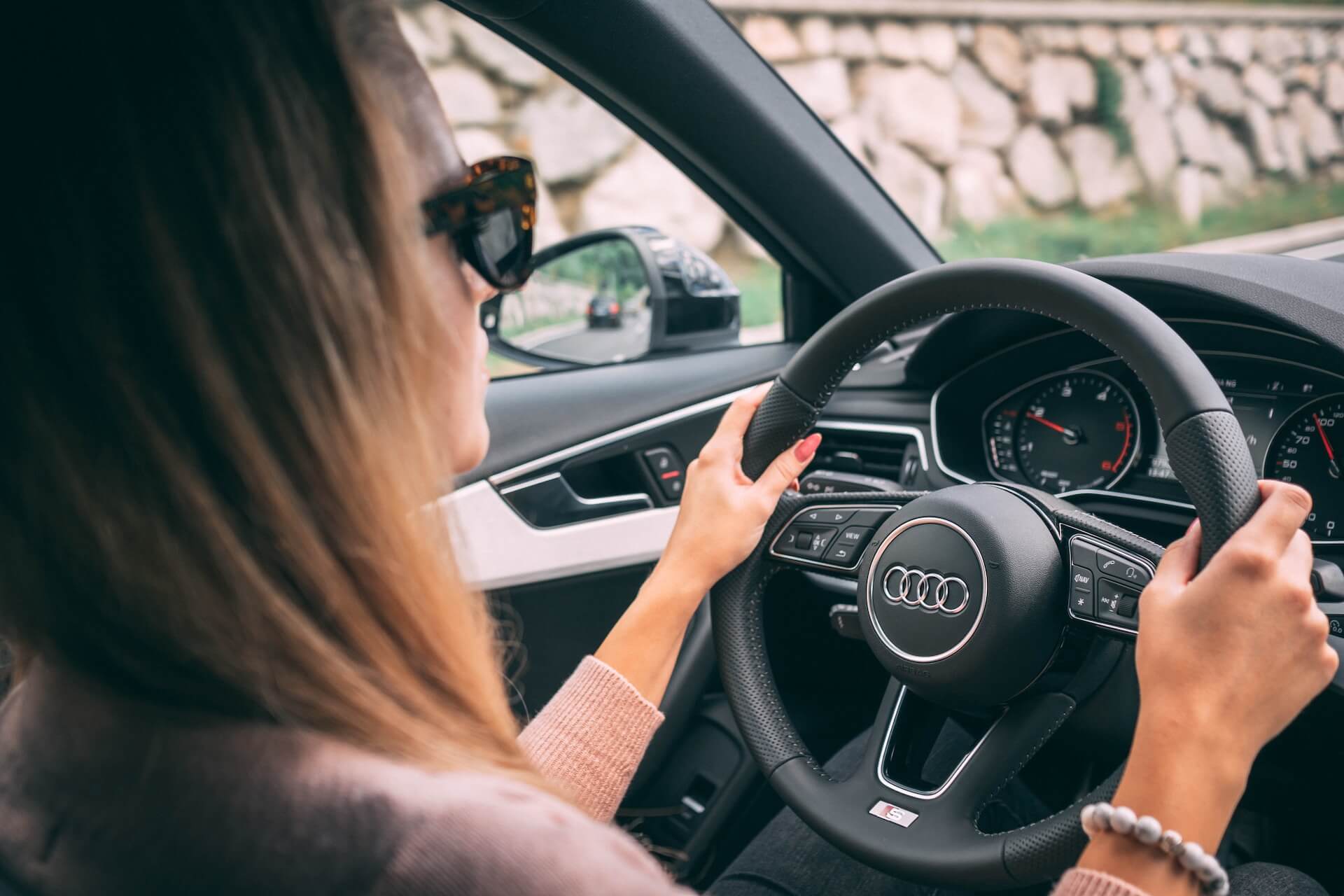 sieviete apgūst autovadīšanu Dobeles autoskolā Handa